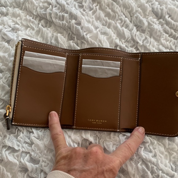 Brand new Tory Burch Felix Medium Wallet Brie - Picture 6 of 11